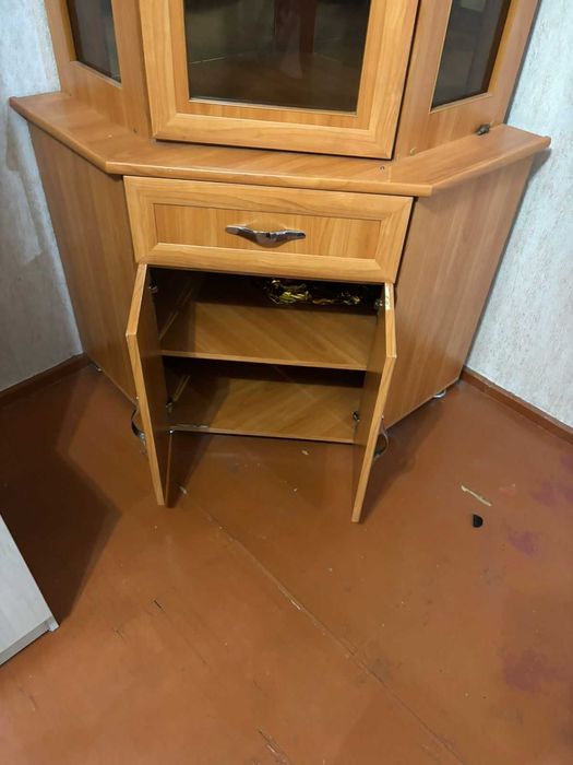 Отдам бесплатно угловой сервант (буфет)