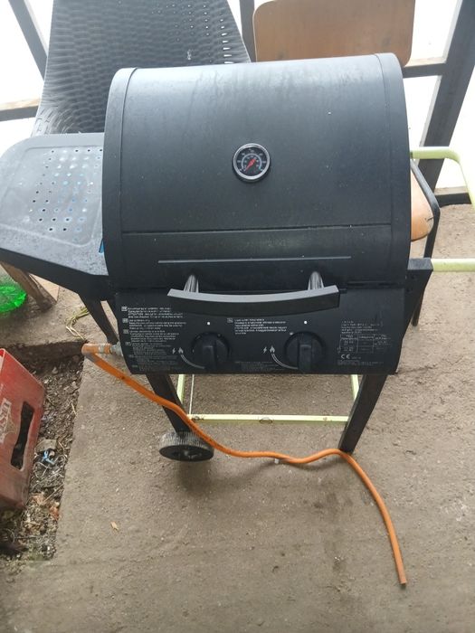 Vând gratar pe gaz!