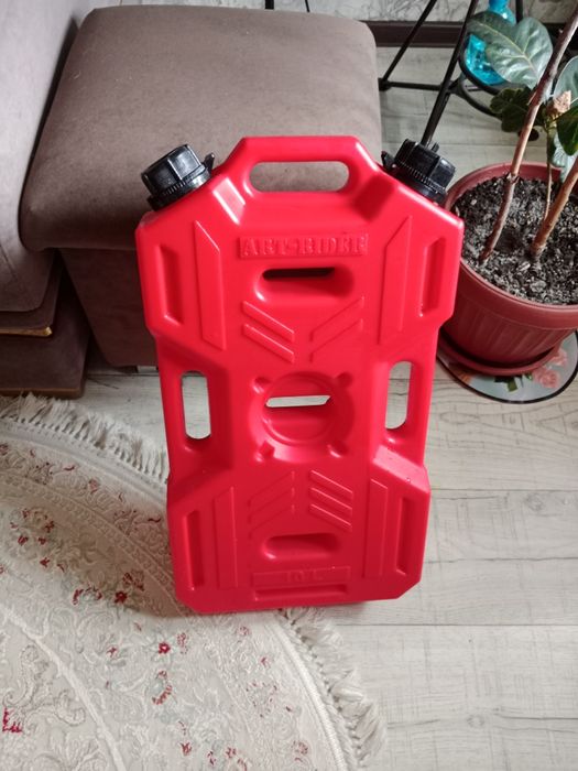 Канистра для бензина 10 литров.