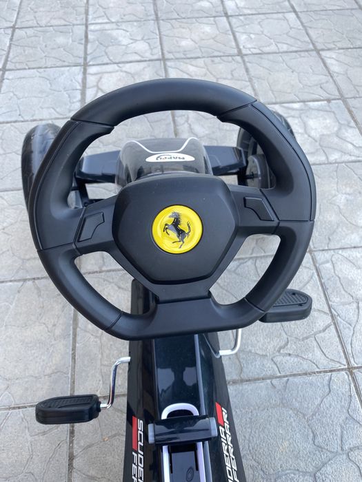 Кола с педали и волан Ferrari