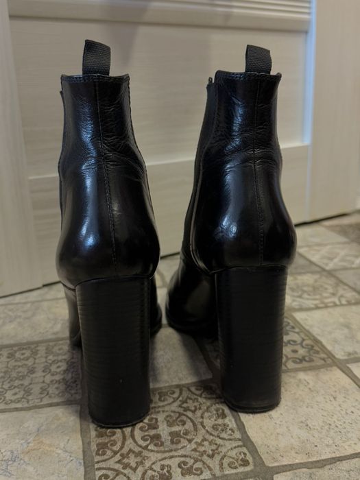 Продам женские ботинки