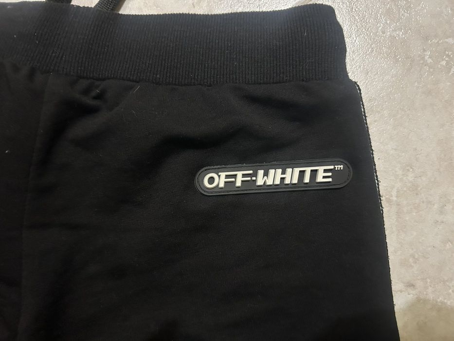 Дамски панталон off-white
Дамски панталон в цвят черно. Използван, но