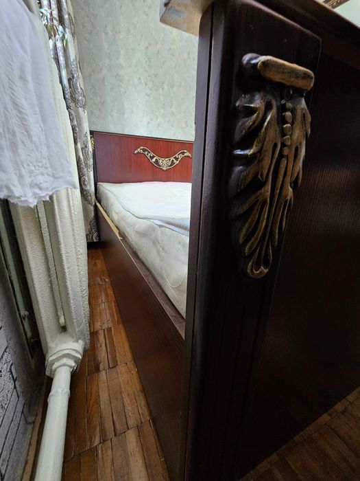 Двуспальная кровать деревянная (под темное дерево) с орнаментом и матр