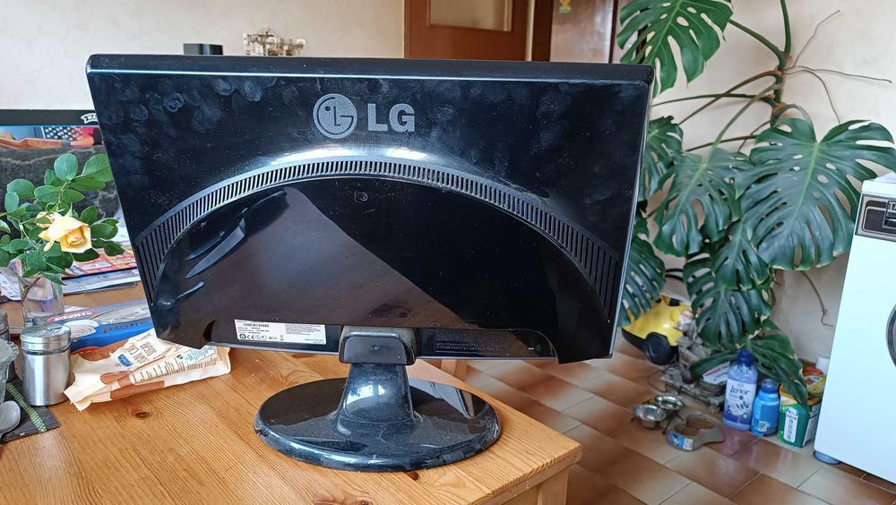 Монитор LG 22 inches