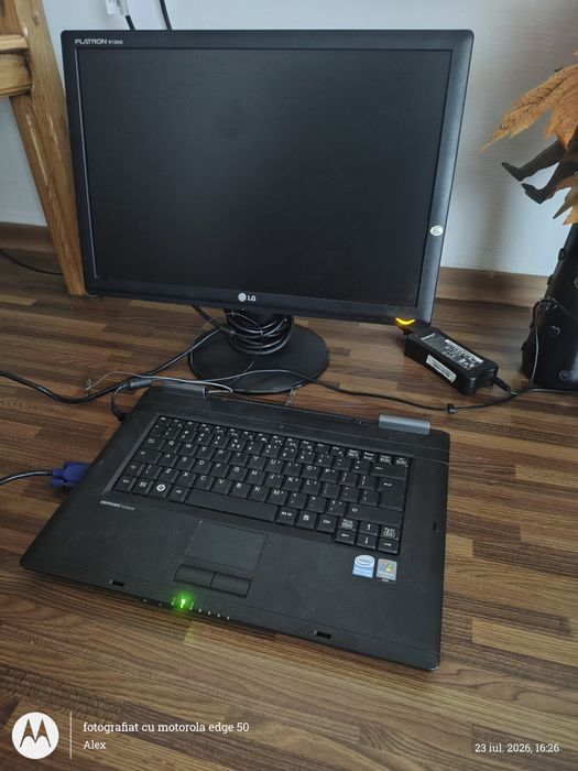 Laptop Fujitsu Siemens Esprimo Mobile cu monitor LG Flatron de 19inch