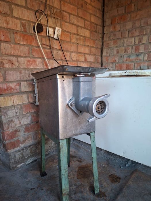 Продам электричемкую мясорубку в рабочем состоянии цена 100000 .торг