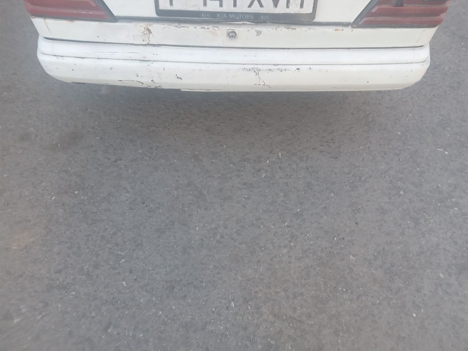 Продам задний бампер 124 мерседес дорест