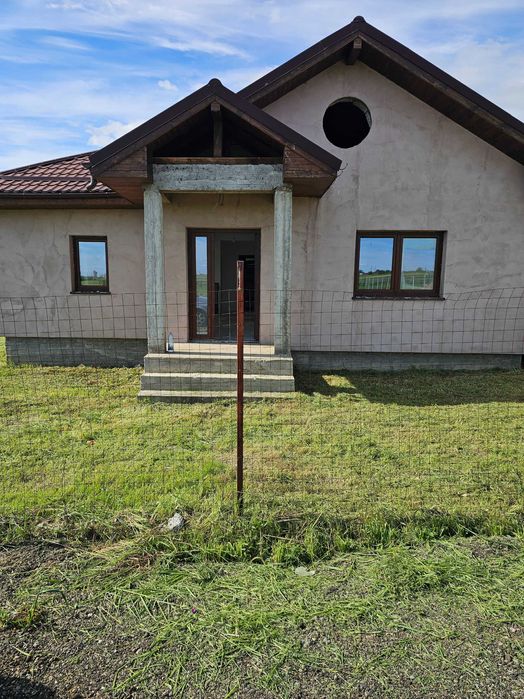 Casa de vânzare în Dudovicesti, Șimnicu de Sus. Casă este compusa din 2 dormitoare, un living generos, bucătărie spațioasă beci și terasa.