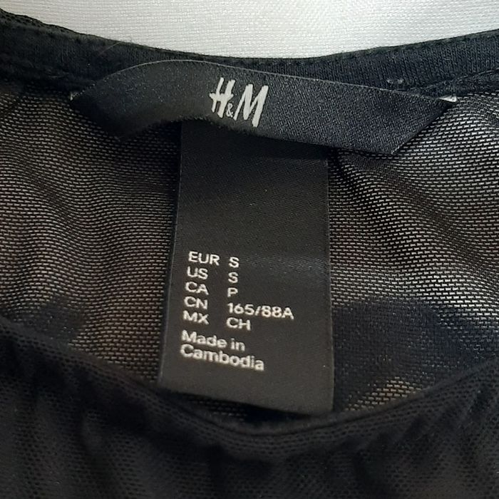 Rochie neagră mulată până la genunchi