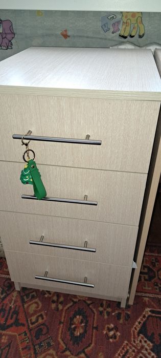 Продам письменный стол с тумбочкой