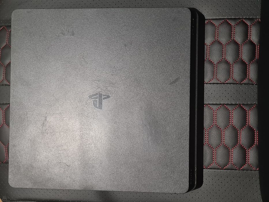 Playstation 4.500gb+два джойстика и една игра.