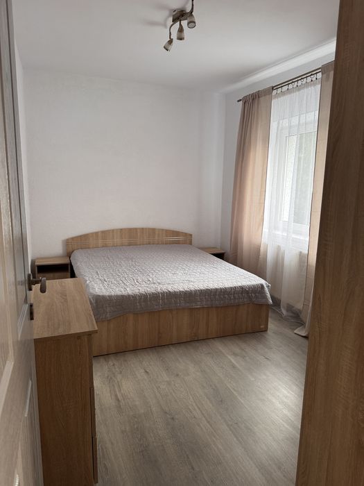 Apartament cu 3 camere de închiriat