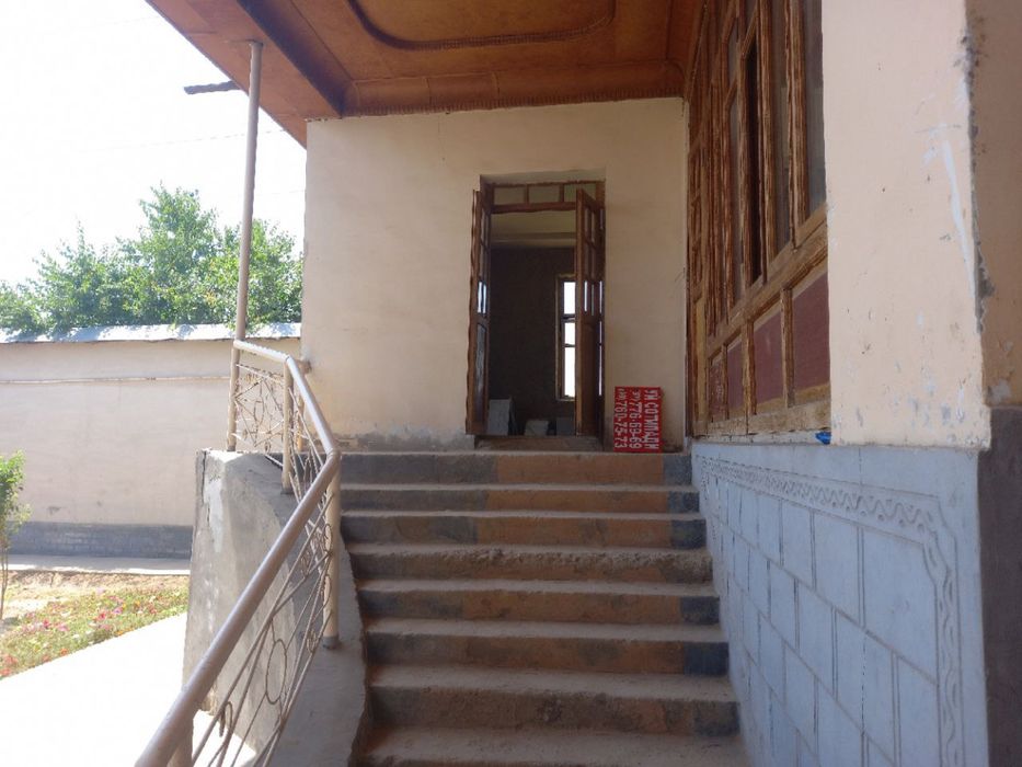 Uy sotiladi 3sotix 4ta xona