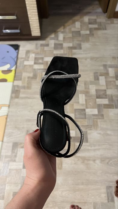 Босоножки черные