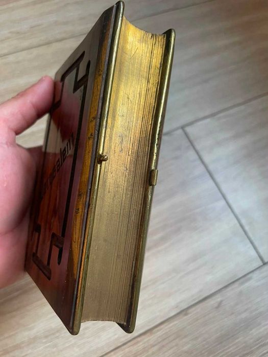 Biblia / Biblie veche, 1898, lb. engleza, pagini aurite pe lateral, 14x10x4 cm. Coperta piele + imitatie lemn, contine si unele harti.