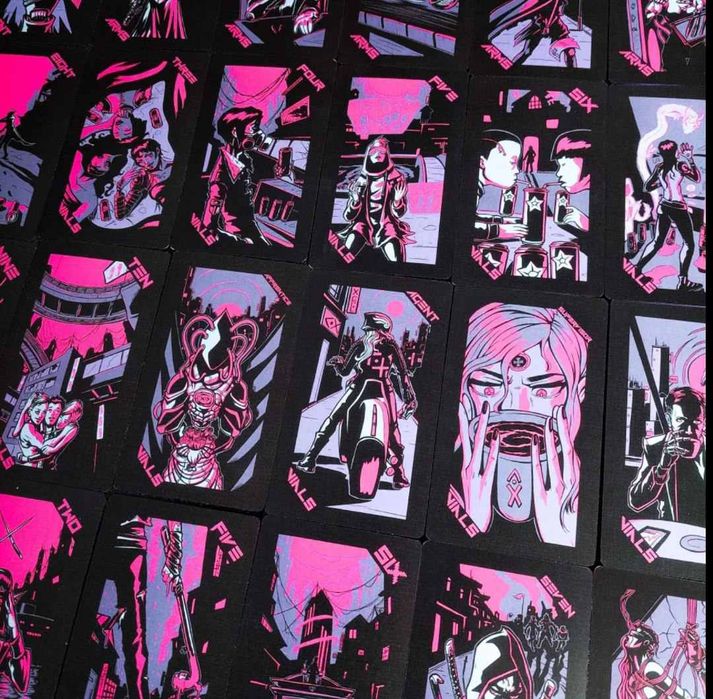 Карты МАК Таро Неоновой луны (Neon Moon Tarot) в жестяном боксе.