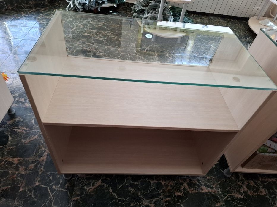 Щанд маса със стъклена витрина за магазин