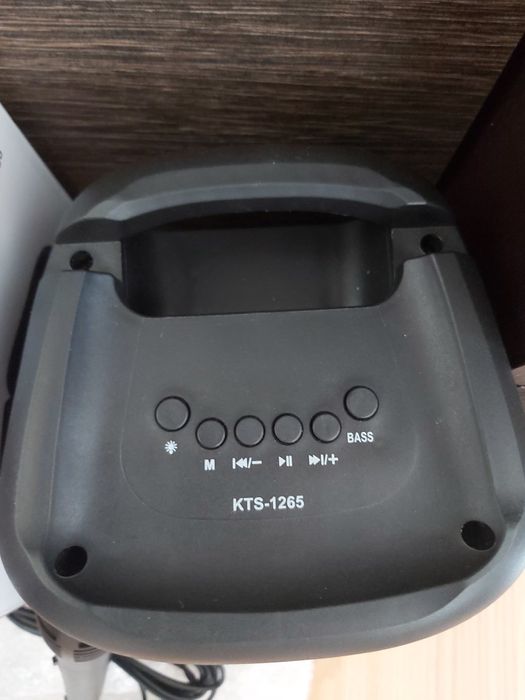 Vând boxa portabila cu lumini RGB  la cutie nouă