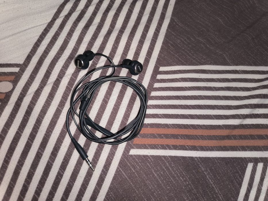 Продам оригинальные наушники родные с коробки от телефона Samsung S9+