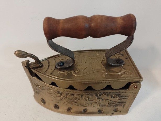 Fier de calcat rustic german din bronz masiv cu basoreliefuri,dimensiu