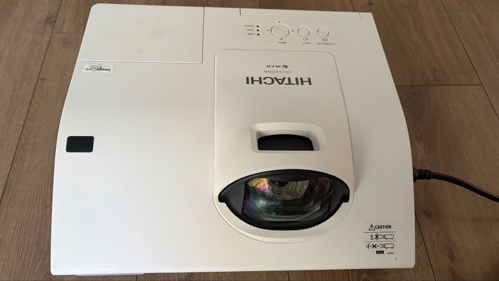Късофокусен проектор Hitachi CP-CX301WN