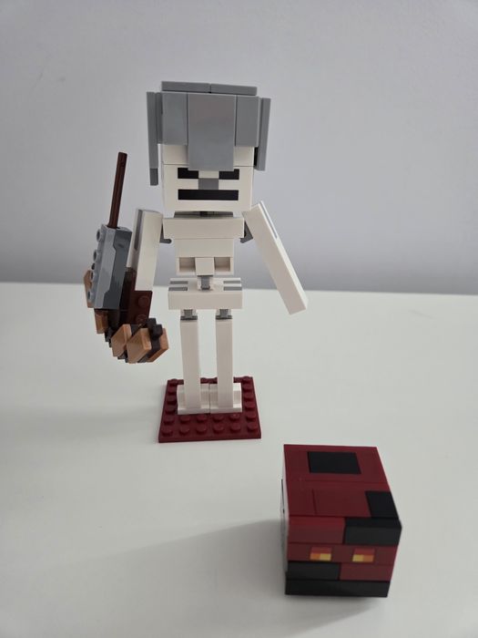 LEGO® Minecraft - Schelet Minecraft BigFig cu cub de magma 21150