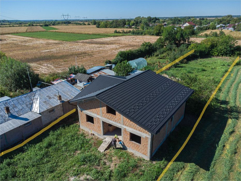 Casa la rosu ,3 camere + open space cu mansarda , constructie 2024 , 140mp ,teren 1500 mp , Sat Malaiesti ,PH la 15 min de oras, zona linistita