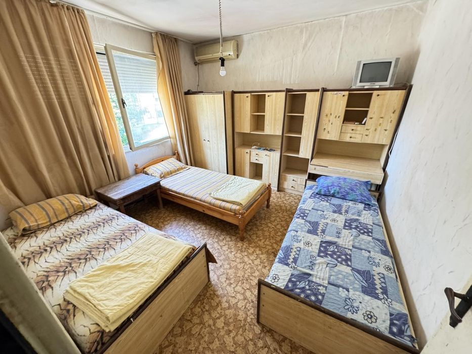 Продава се Тристаен апартамент в Ямбол, Златен рог - 86 кв.м за 4 €/кв.м - Снимка #3