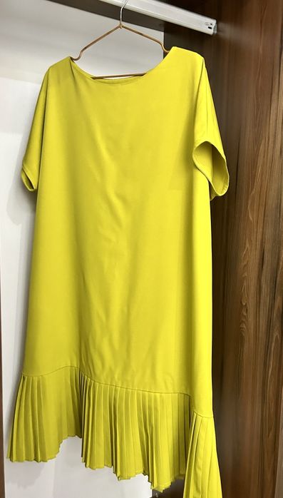 Платье с плиссировкой по низу