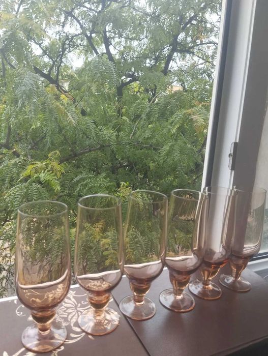 Бокалы из стекла. Темные .