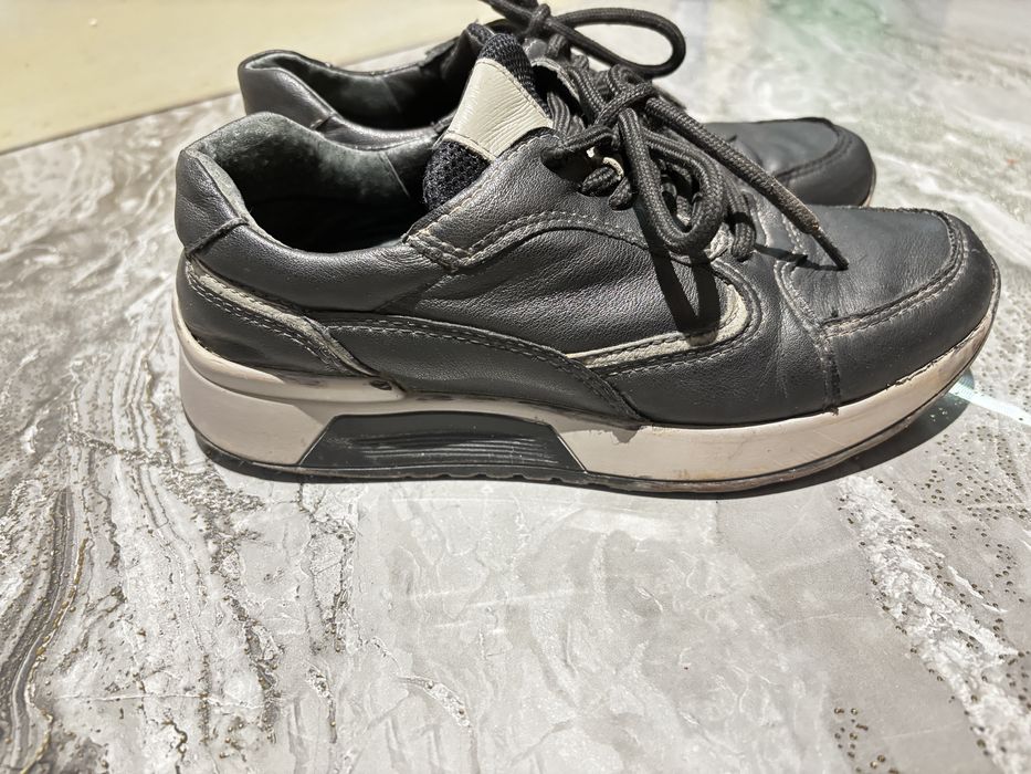 Продам кожанный кроссовки