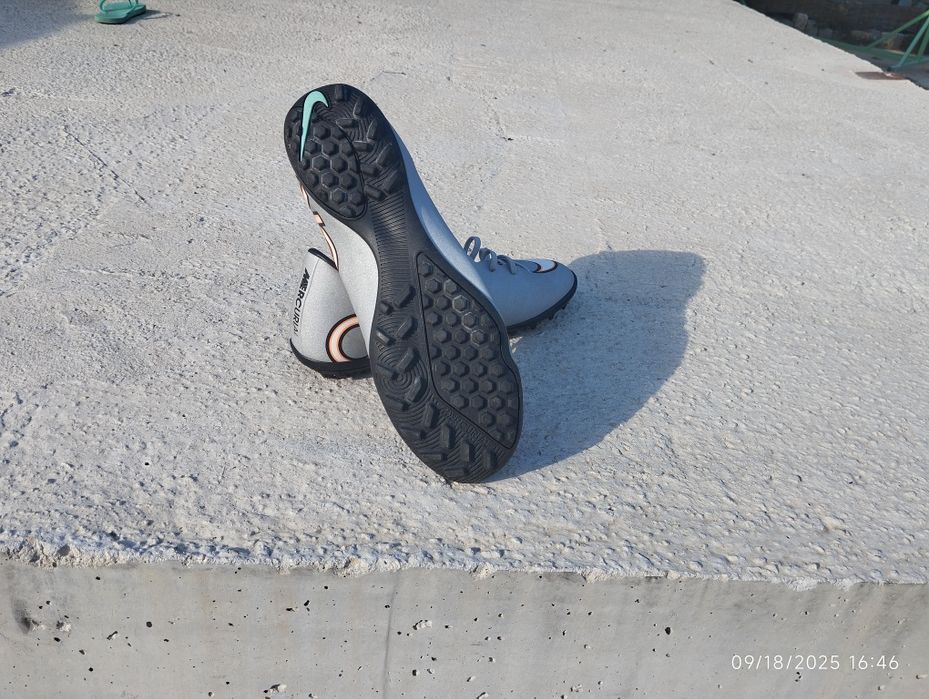 Оригинални обувки за лека атлетика/футбол