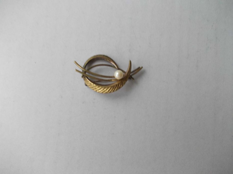 Brosa veche din argint cu perla