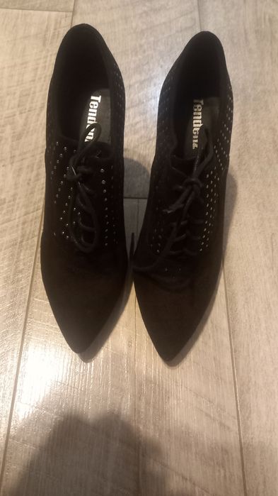 Женски Ботуши ниски боти ,Черните едните са 40,другите черни са 38 ном