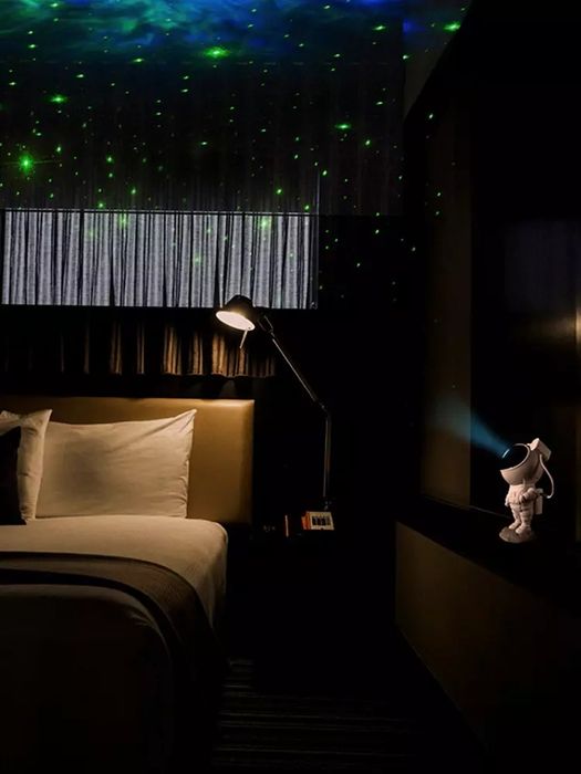 Bolalar uchun kosmonavt shaklidagi yulduzli osmon proyektori, masofada