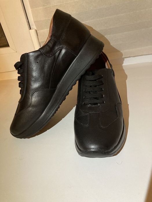 Кожаные кроссовки