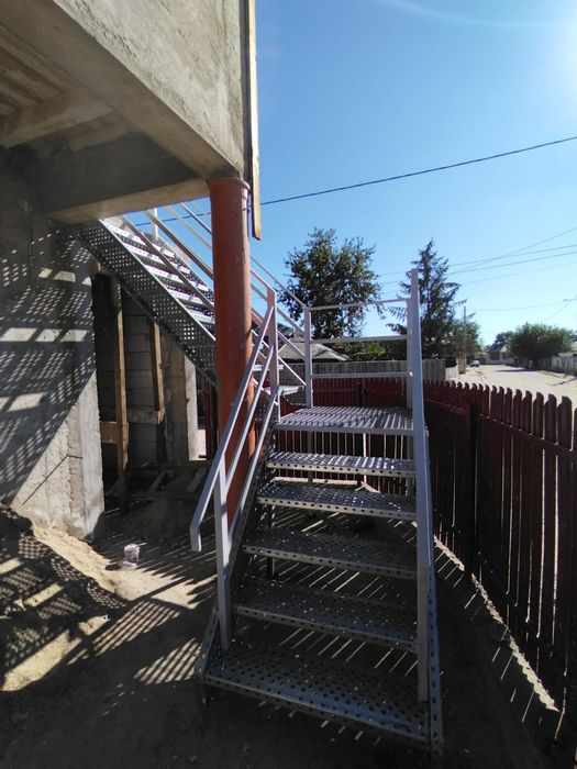 Vindem scări zincate