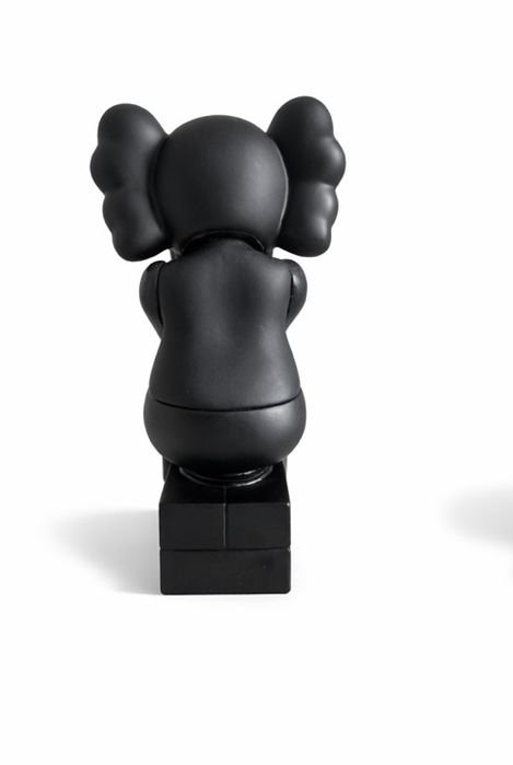 Kaws фигурка черна