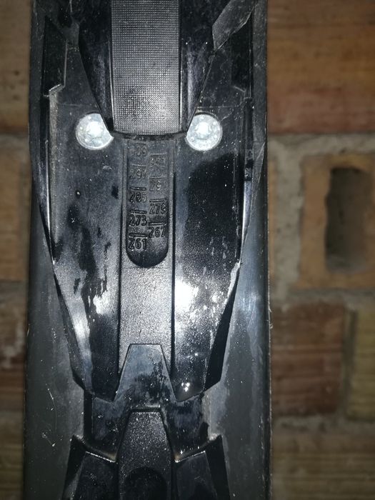 Два чифта ски различни размери