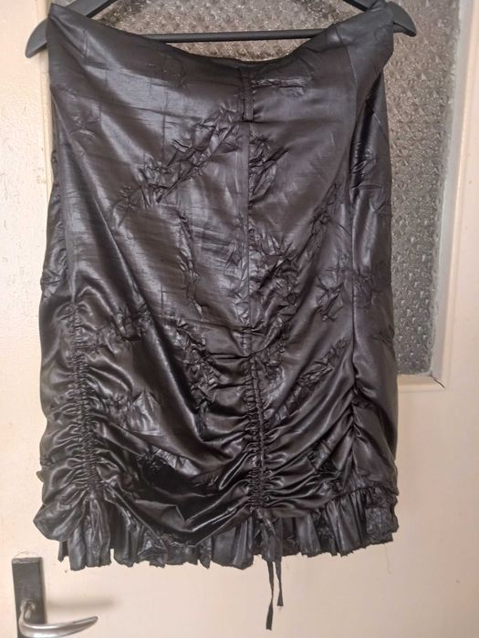 Пола черна официална.