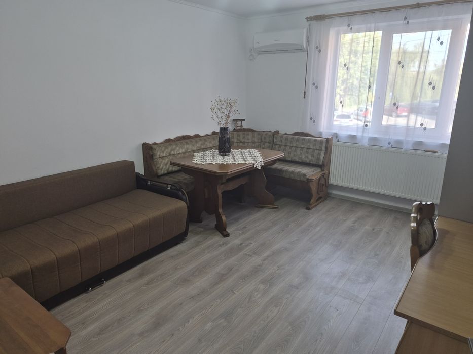 Vând garsoniera în bloc G120 etaj 1 recent renovata si mobilata