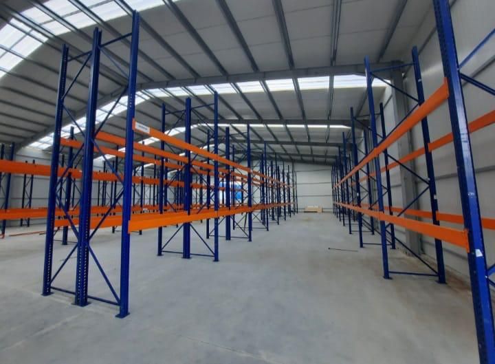 Rafturi metalice industriale second-hand pentru depozitare paleti