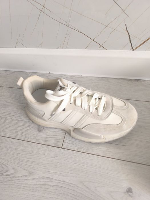 Кроссовки белые 39 размер