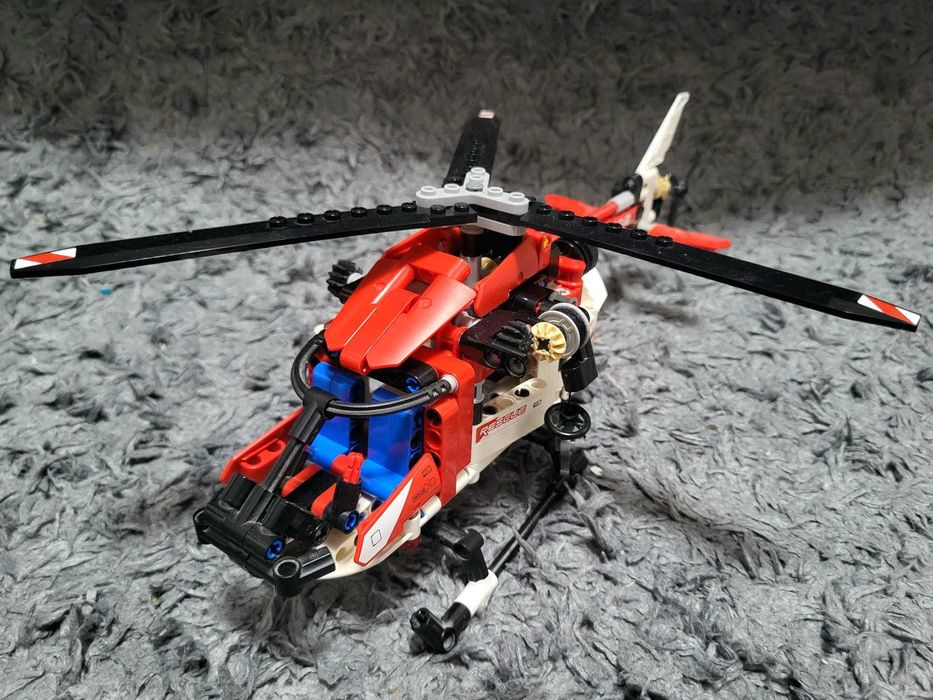 LEGO Technic - Elicopter de salvare, elcii si macara functionale + LEGO Creator 3-in-1 Sports Car