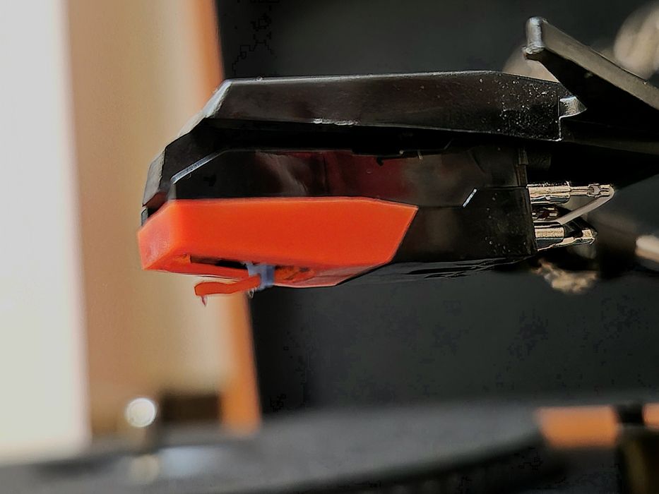 Pickup Lenco cu boxe stereo integrate