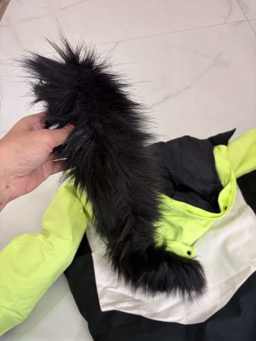 Дамски ски екип, якето е със сваляща яка