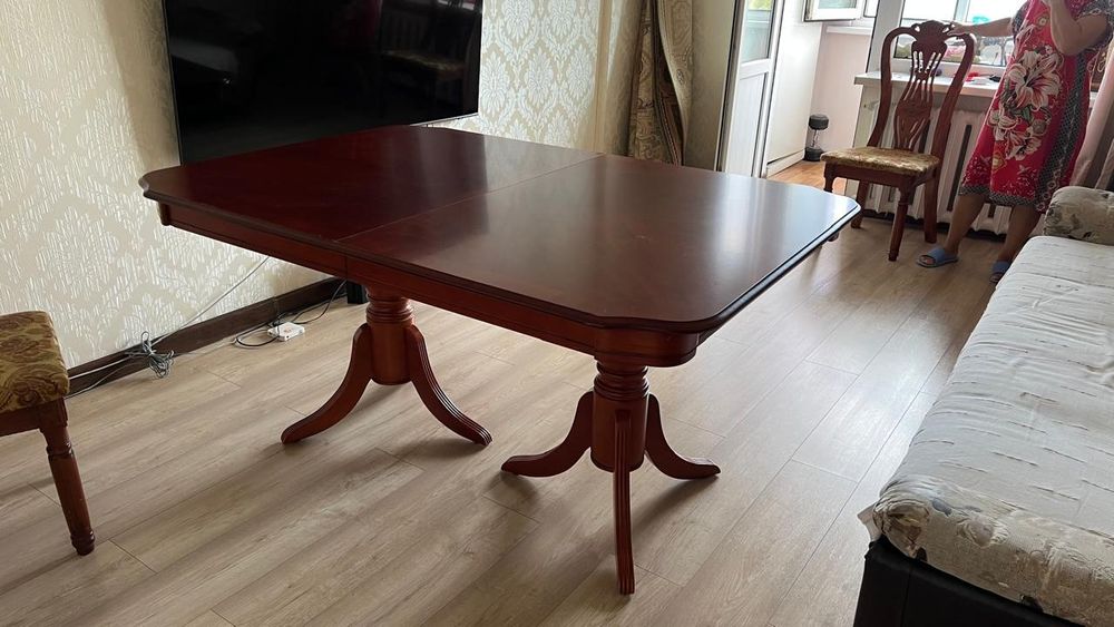 Гостиный стол в отличном состоянии