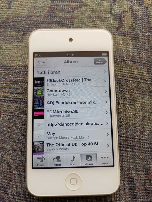 iPod  8GB touch 4rd Gen 20 ore acumulator  fuctional Apple model A1367