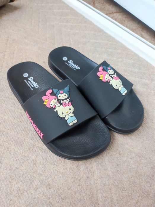 Papuci cu hello Kitty