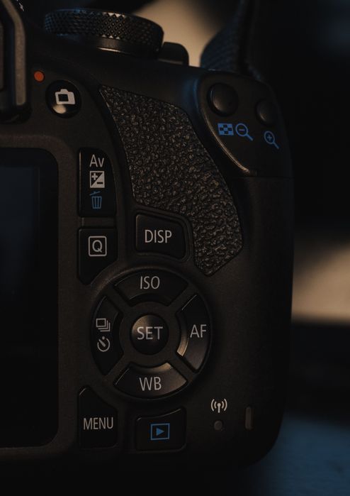 Фотоапарат Canon EOS 2000d